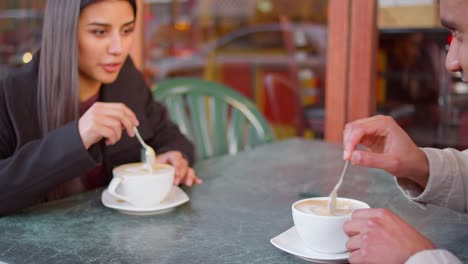 Joven-pareja-disfrutando-de-un-café-al-aire-libre,-del-centro-de-la-ciudad-de-café