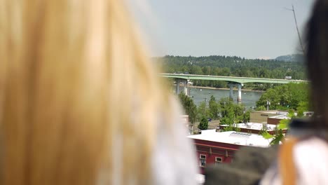 Ansicht-eines-niedlichen-Stadt-und-Brücke-über-eine-junge-Frau-der-Schulter