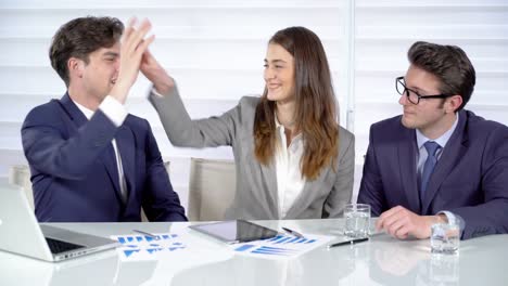 Las-personas-de-negocios-feliz-celebrando-el-logro