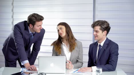 Glücklich-Geschäftsleute-in-Office-Team