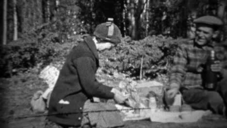 1933:-Paar-beim-Picknick-im-freien-Gießen-heißen-Kaffee-aus-der-Kantine.