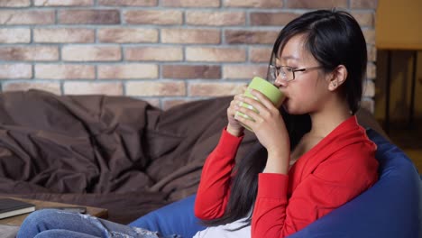 Joven-bebiendo-té-verde-taza-de-café