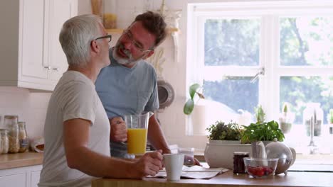 Pareja-de-homosexuales-masculino-tener-el-desayuno-en-casa-juntos