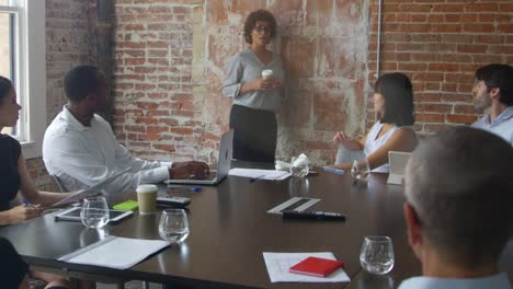 Gruppe-von-Geschäftsleuten-Meeting-in-Boardroom-Shot-On-R3D