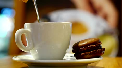 Taza-de-café-con-café-Macarons-en-una-cafetería-bajo-techo