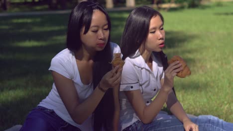 Women-have-breakfast-outdoors