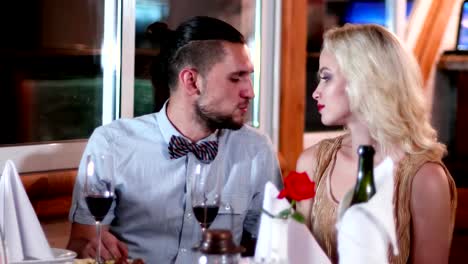 hombre-y-mujer-en-una-fecha-en-un-restaurante,-romantychesky-cena-en-el-restaurante,-el-marido-y-la-esposa-pasan-tiempo-juntos,-amor-hombre-y-mujer-bebiendo-vino