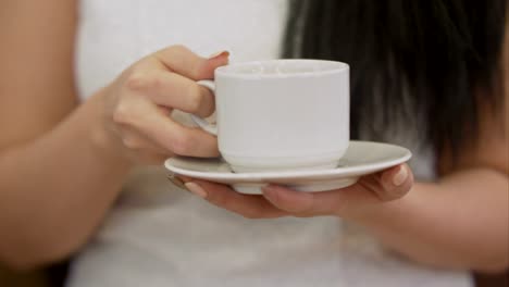 Weibliche-Hand-hält-Tasse-schwarzen-Kaffee