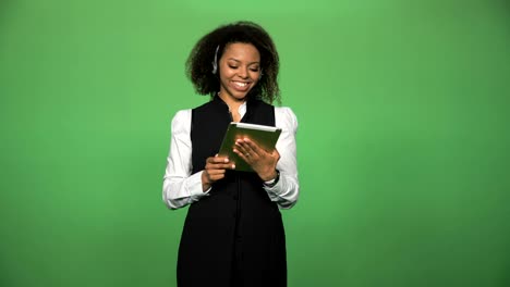 Weibliche-Unterstützung-Call-Center-mit-Tablet-und-Kopfhörer