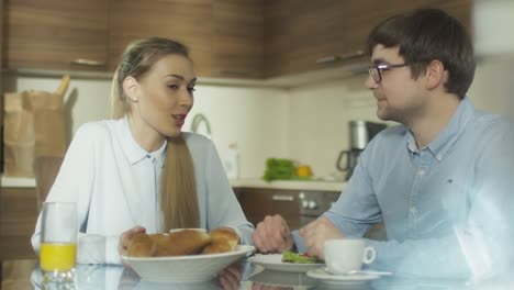 Pareja-tener-conversación-durante-el-desayuno-en-la-cocina