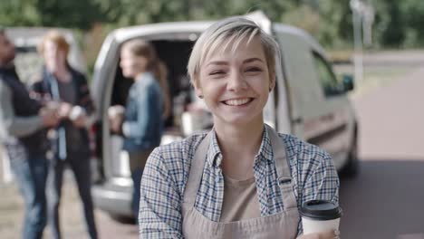 Barista-vor-mobilen-Kaffee-Van-lachen