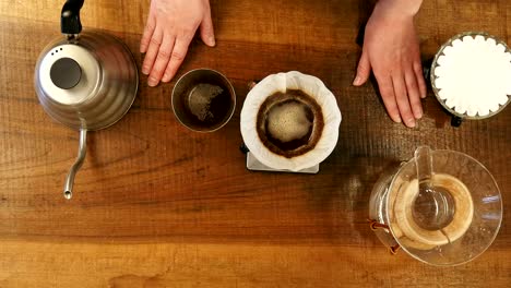 Heißes-Wasser-Trog-Kaffee-Pulver-in-den-Filter-gießen