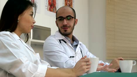 Medical-personnel-chatting-during-coffee-break