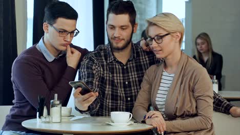 Gruppe-von-glücklich-lächelnde-Menschen-dabei-ein-Selbstporträt-in-einem-Café-eine-Pause