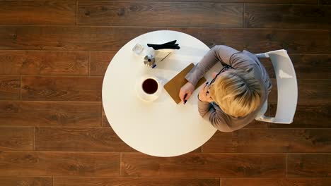 Junge-glücklich-Frau-am-Handy-mit-Freund-beim-Sitzen-allein-im-modernen-Café