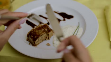 Mujer-cenando-en-el-restaurante