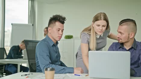 Personen-Gruppe-mit-Laptop-im-modernen-Startup-Büro