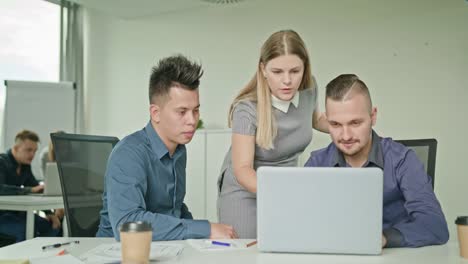 Personen-Gruppe-mit-Laptop-im-modernen-Startup-Büro