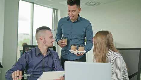 Zwei-Personen-sind-auf-einem-Laptop-arbeiten.