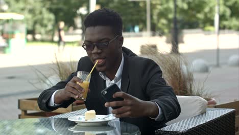 Lächelnd-jungen-Geschäftsmann-sitzen-im-Café-mit-Handy,-wobei-selfie