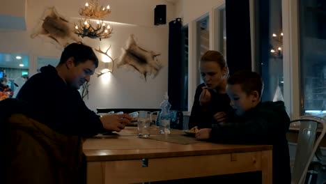 Family-spending-winter-evening-in-cafe