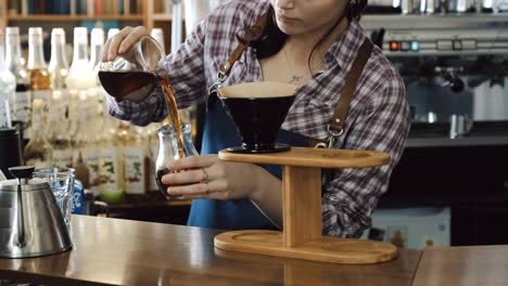 Barista-serviert-Kaffee-gießen-über