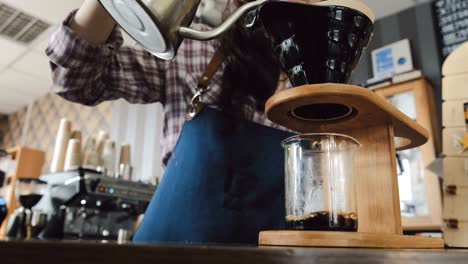 Vierta-café-barista-que-hace-por-encima-del