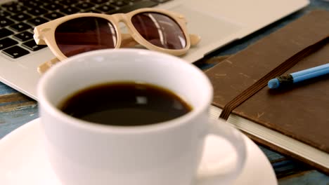 Kaffee,-Veranstalter,-Bleistift,-Sonnenbrille-und-Laptop-auf-Tabelle-4k