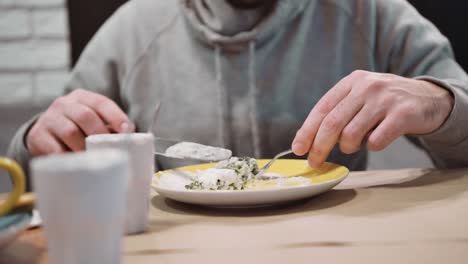 Nicht-erkennbare-Mann-Essen-Dessert-Apfelstrudel-im-Restaurant-mit-Messer-und-Gabel