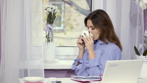 Schöne-Frau-mit-roten-Lippen-trinkt-Kaffee