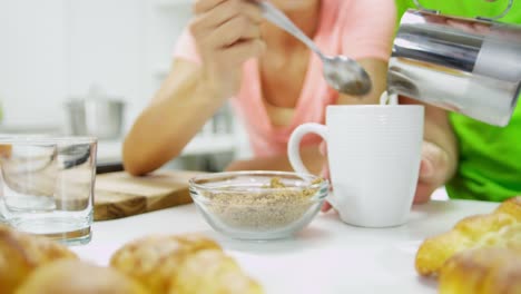 Männlich-weiblich-ethnischen-paar-Küche-Zähler-Frühstückskaffee