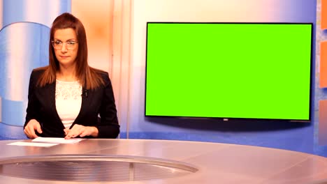 Junge-Frau-TV-Moderatorin,-Greenscreen-Hintergrund