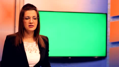 Junge-Frau-TV-Moderatorin,-Greenscreen-Hintergrund