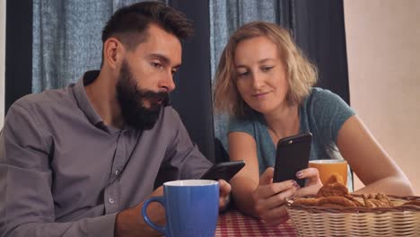 amigos-navegando-por-internet-en-el-celular.