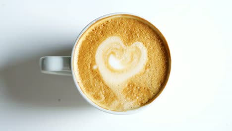 Draufsicht-auf-frischen-Kaffee-mit-Herzform-In-Schaum