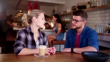 Amigos-de-joven-inconformista-tomando-café-y-hablando-en-urban-café