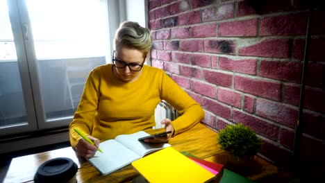 Frau-im-home-Office-arbeiten.-Neues-Geschäftskonzept-(Start).