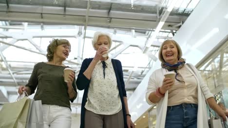 Zufriedene-Kunden,-Kaffee-trinken,-nach-dem-Einkauf