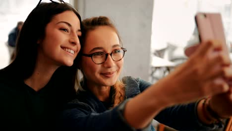 Junge-Frauen,-die-Spaß-unter-Selfies-im-städtischen-Coffee-Shop