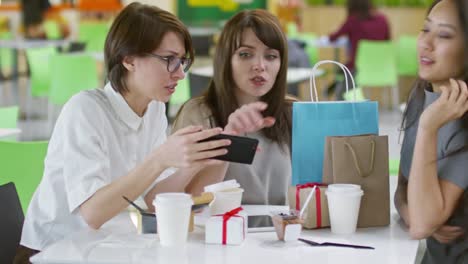 Junge-Frauen-mit-Smartphone-im-Cafe