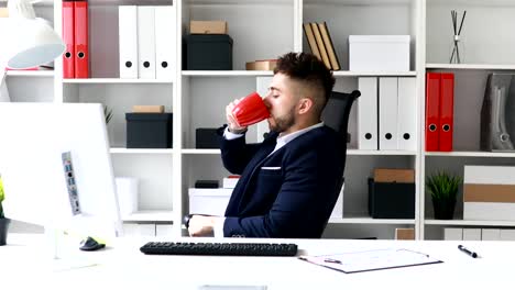 Junger-Geschäftsmann-Kaffeetrinken-am-Arbeitsplatz