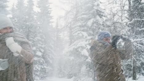 Aufgeregt,-Freunde,-die-Spaß-im-verschneiten-Wald