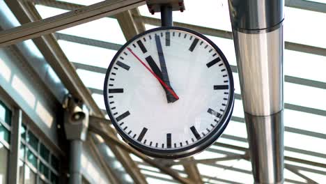 Public-clock-on-the-train-station-in-4k-slow-motion-60fps