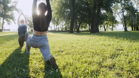 Dos-hermosas-chicas-haciendo-ejercicios-por-la-mañana-en-el-Parque