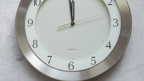 twelve-o-clock-on-the-wall-clock-with-continuously-moving-time