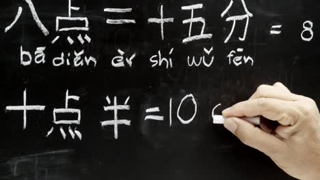 Learning-chinese-to-tell-time-in-class-room.