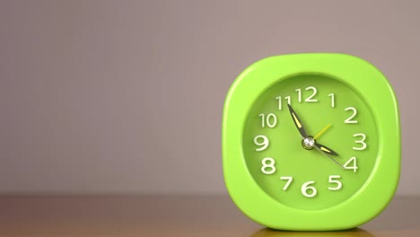 despertador-vintage-verde-supera-el-tiempo-rápido-de-tiempo,-velocidad,-paso-timelapse