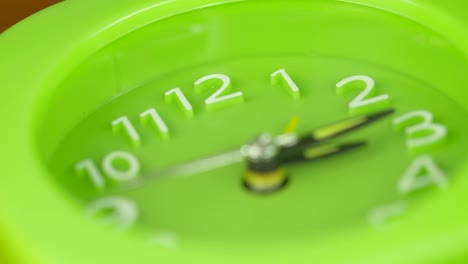 centrarse-en-lapso-verde-moderno-reloj-marca-tiempo-de-prisa,-dedline,-concepto