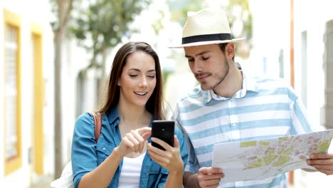 Turistas-asombrados-encontrar-gangas-en-línea-de-vacaciones