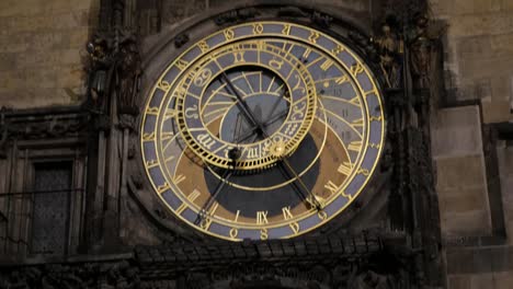 Beleuchtete-Prager-Orloj-bei-Nacht-in-Tschechien-Hauptstadt-3840-X-2160-UHD-kippbaren-Footage---hochdetaillierte-berühmte-astronomische-Uhr-in-Tschechien-langsam-kippen-2160p-UltraHD-video